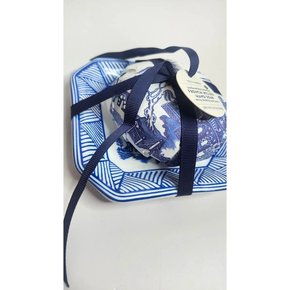 Two's Company Blue Willow Sandalwood French Milled Soap with Dish NWT